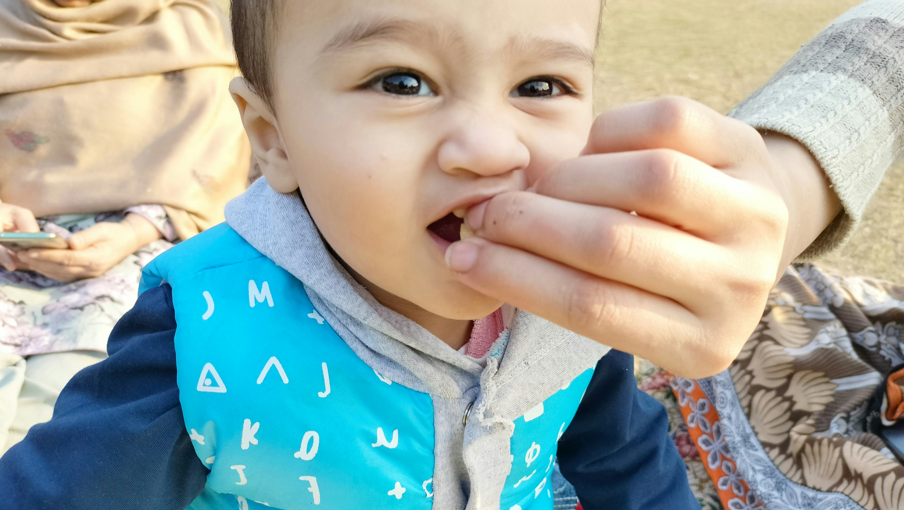 toddler Biting a toddler eating